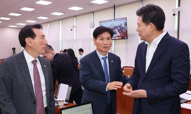 대화하는 김태호 외통위원장과 여야 간사 (서울=연합뉴스) 하사헌 기자 = 김태호 외교통일위원회 위원장(오른쪽부터), 이용선 더불어민주당 간사, 김석기 국민의힘 간사가 21일 오전 서울 여의도 국회에서 열린 김영호 통일부 장관 후보자 인사청문회가 정회된 뒤 회의진행에 대해 의견을 나누고 있다. 2023.7.21 toadboy@yna.co.kr (끝)