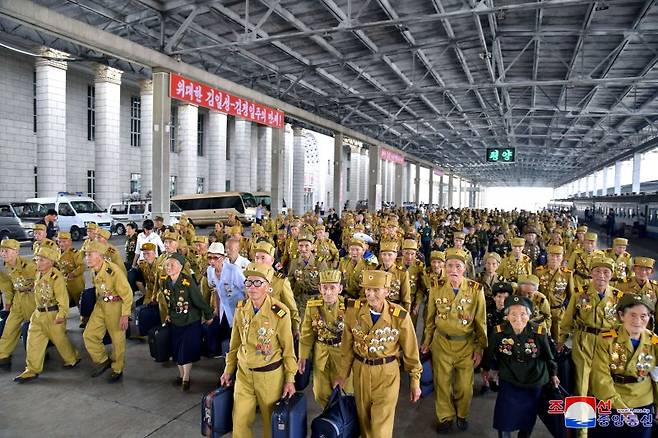 북한 조선중앙통신은 25일 조국해방전쟁승리 70주년(7월 27일)을 맞아 경축행사 참가자들이 지난 24일 평양에 도착했다고 보도했다. 사진=조선중앙통신 캡처