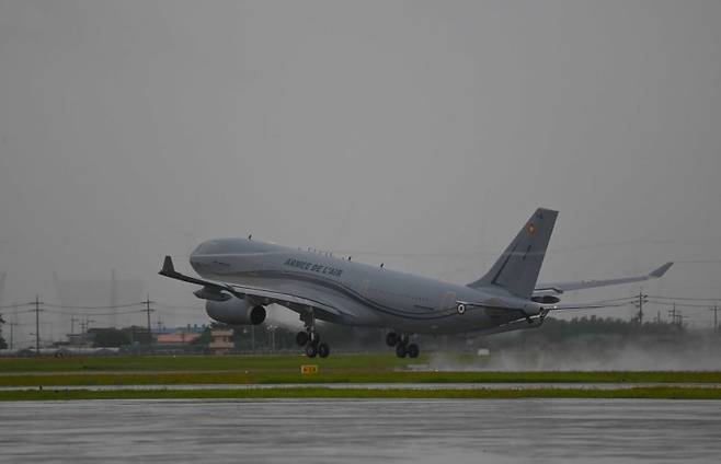 프랑스 A330 MRTT 항공기 25일 공군 김해기지에서 열린 '한국 공군-프랑스 항공우주군 연합공중급유훈련'을 위해 이륙하고 있다. 양국 항공전력이 피치블랙 훈련과 데저트 플래그 훈련 등 다국적 훈련에 함께 참가한 적은 있지만, 양자 간의 연합공중훈련은 이번이 처음이다. 사진=공군 제공