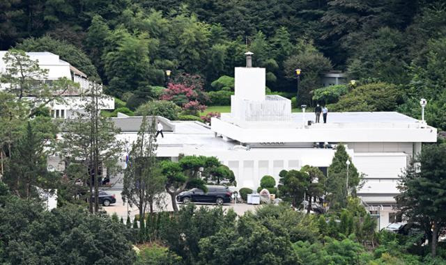 윤석열 대통령 입주를 앞둔 2022년 8월 서울 용산구 한남동 관저에서 막바지 공사 작업이 진행되고 있다. 한국일보 자료사진