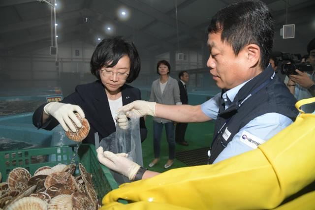 지난달 30일 오유경(왼쪽) 식품의약품안전처장이 강원 속초시 글로벌심층수 제2보세창고를 방문해 수입 수산물 방사능 검사 등 안전관리 실태 점검을 하고 있다. 연합뉴스