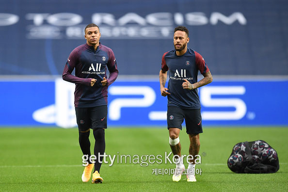 LISBON, PORTUGAL - AUGUST 11: Neymar and Kylian Mbappe of PSG look on during the PSG Training Session ahead of the UEFA Champions League Quarter Final match between Atalanta and PSG at Estadio do Sport Lisboa e Benfica on August 11, 2020 in Lisbon, Portugal. (Photo by David Ramos/Getty Images)