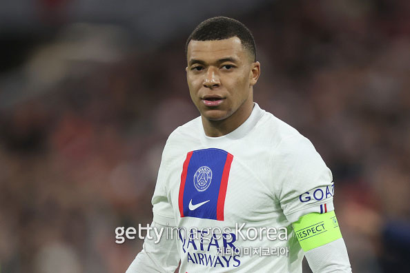 MUNICH, GERMANY - MARCH 08: Kylian Mbappe of Paris Saint-Germain reacts during the UEFA Champions League round of 16 leg two match between FC Bayern M체nchen and Paris Saint-Germain at Allianz Arena on March 08, 2023 in Munich, Germany. (Photo by Alex Grimm/Getty Images)