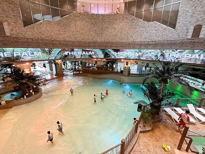 클럽디 오아시스는 공간마다 콘셉트가 다양하다. 4층 실내 공간에서는 파도풀을 즐길 수 있다.