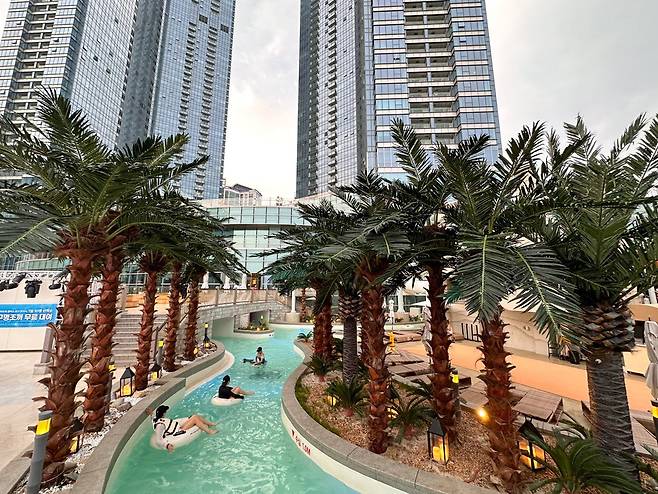 인공 야자수가 줄 지어선 유수풀에서는 물에 둥둥 뜬 채 마천루를 감상할 수 있다.