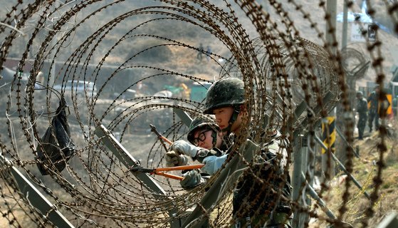 2012년 육군 장병들이 경기도 김포시 고촌읍 전호리 한강변에서 42년만에 한강 하구 군부대 철책선을 철거하고 있다. 중앙포토