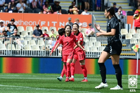 이민아(가운데)는 10년 넘게 대표팀의 간판 선수로 활약했다. 사진 대한축구협회