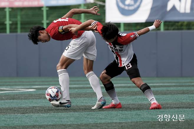 서울 영등포공고가 25일 충북 제천축구센터에서 열린 2023 대통령금배 고등U17 유스컵 경기 용호고와의 경기에서 볼 경합을 하고 있다. 문재원 기자