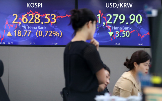 Screens in Hana Bank's trading room in central Seoul show stock and foreign exchange markets close on Monday. [NEWS1]