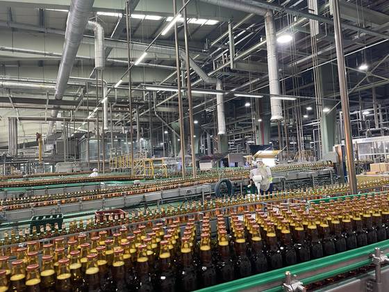 Kelly's production line at Hitejinro's Gangwon Brewery [HITEJINRO]
