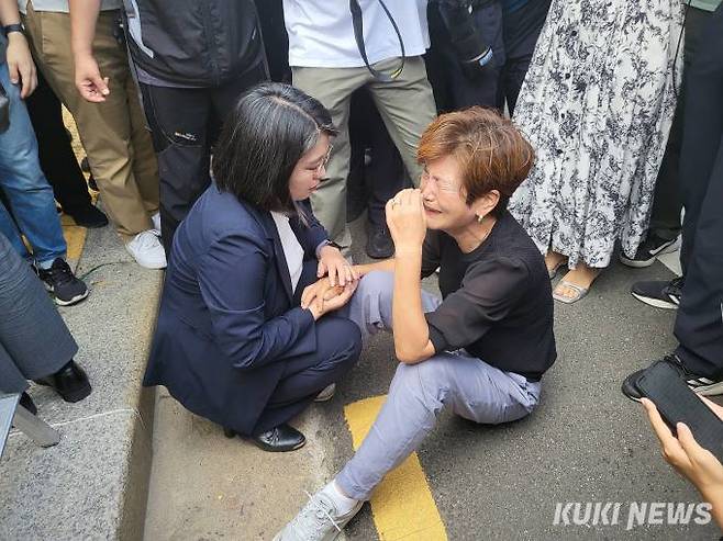 헌법재판소가 이상민 행정안전부 장관에 대한 국회의 탄핵심판 청구를 기각한 25일 오후 서울 종로구 헌법재판소 앞에서 열린 10·29 이태원 참사 유가족협의회, 시민대책회의 기자회견 도중 유가족 박영수씨가 바닥에 주저앉아 있다.&nbsp; &nbsp;사진=최은희 기자