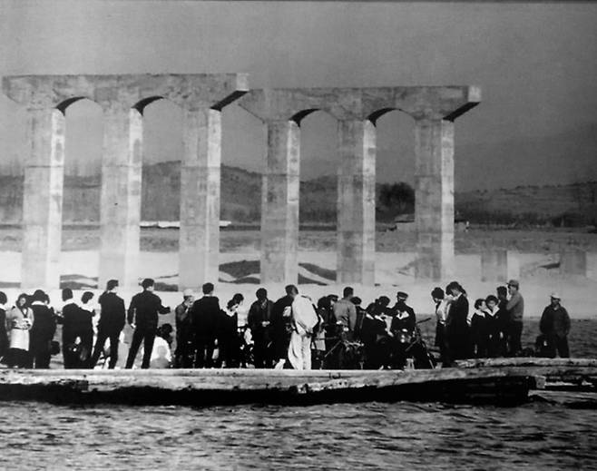 1960년대 후반 시민들이 나룻배를 타고 한강을 건너고 있다. 나룻배 너머로 건설중인 제3한강교의 교각이 보인다. 한강진 나루터에서 출발해 강남에 닿는 나룻배는 1969년 제3한강교의 완공 전까지 한강을 오갔다. [서울역사박물관]