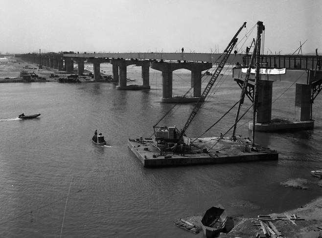 1970년 3월 서울대교의 상량식이 진행되고 있다. [서울역사아카이브]