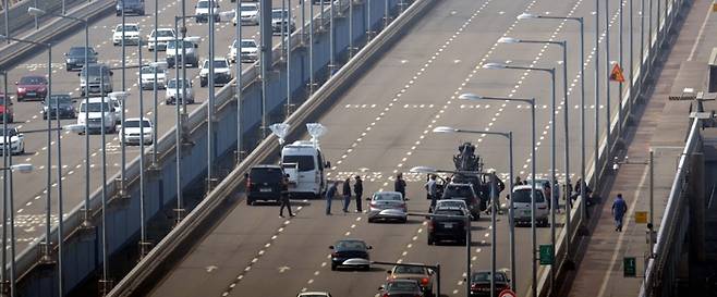 2014년 3월 마포대교가 양방향 통제된 가운데 영화 ‘어벤져스: 에이지 오브 울트론’의 출연자 및 관계자들이 촬영을 하고 있다. [매경DB]