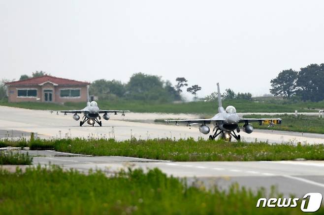 (서울=뉴스1) 포토공용 기자 = 5월 12일 청주기지에서 진행되는 대규모 공중종합훈련인 '23년 전반기 소링이글(Soaring Eagle) 훈련'에서 (K)F-16 전투기가 청주기지에 착륙 후 주기장으로 이동하고 있다. /사진제공=공군