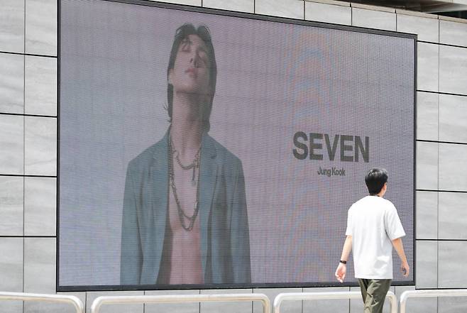[서울=뉴시스] 황준선 기자 = 25일 오후 서울 강남구 코엑스 케이팝 스퀘어 전광판에 방탄소년단(BTS) 멤버 정국의  솔로 싱글 '세븐(SEVEN)'의 광고물이 송출되고 있다. 24일(현지시간) 빌보드에 따르면, 지난 14일 발매된 정국의 '세븐'은 '핫100'에서 1위에 올랐다. 2023.07.25.
