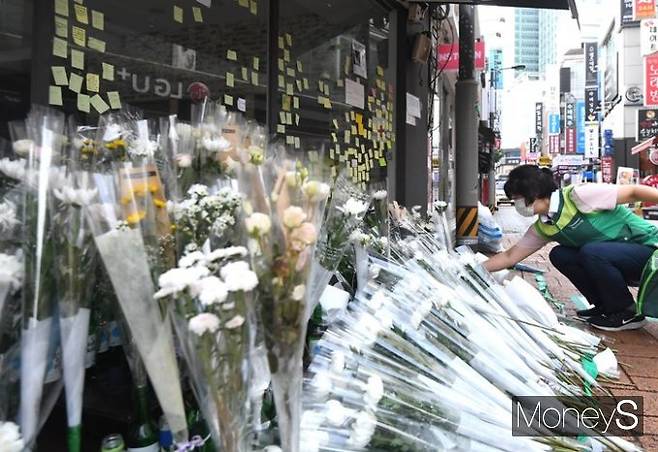 지난 21일 서울 관악구 신림역 인근 골목에서 칼부림 사건이 발생해 20대 청년이 사망했다. 이에 현장 인근에는 피해자를 위한 추모 공간이 마련됐다. 사진은 신림역 4번 출구 인근 골목에 위치한 추모 공간의 모습. /사진=장동규 기자