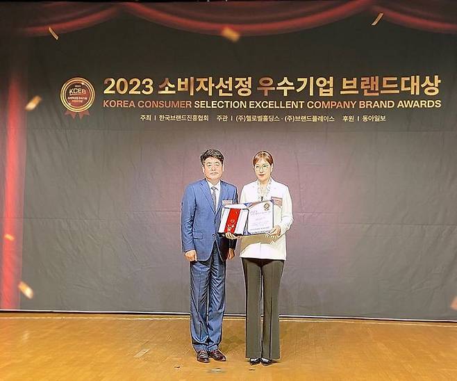 정희용 모두투어 대외협력부 부서장(오른쪽)이 21일 '2023 소비자 선정 우수기업 브랜드 대상'에서 대상을 수상하고 기념촬영을 하고 있다. (사진=모두투어 제공)2023.07.25.