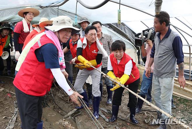 [익산=뉴시스] 고범준 기자 = 김기현 국민의힘 대표가 25일 오후 전북 익산시 용안면 수해 현장을 방문해 피해 복구 활동을 하고 있다. 2023.07.25. bjko@newsis.com