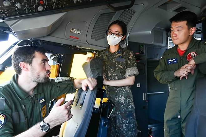 [부산=뉴시스] 한프 양국 장병들이 상호 항공기 견학을 통해 상호 전력에 대한 이해를 높이고 임무 노하우를 교류하고 있다. (사진=공군 제공) 2023.07.25. photo@newsis.com *재판매 및 DB 금지