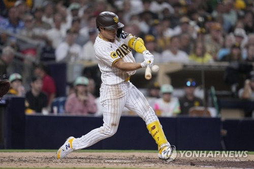 MLB 첫 멀티홈런 기록하는 김하성