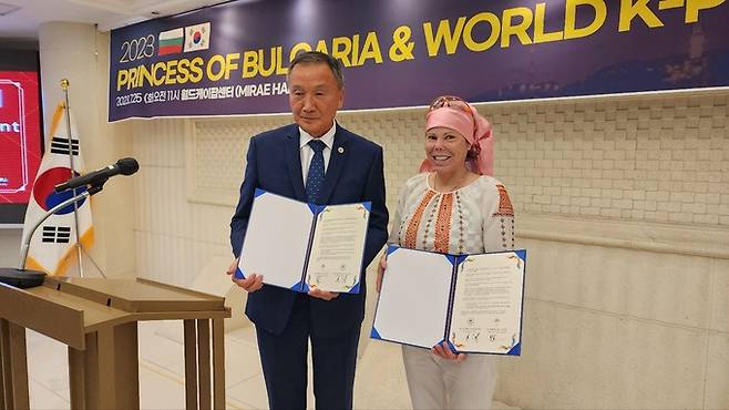 세계어린이태권도연맹 명예 회장으로 임명된 불가리아 칼리나 공주(오른쪽)가 25일 서울 남산 월드케이팝센터에서 박수남 총재와 사진 촬영을 하고 있다. 세계어린이태권도연맹 제공