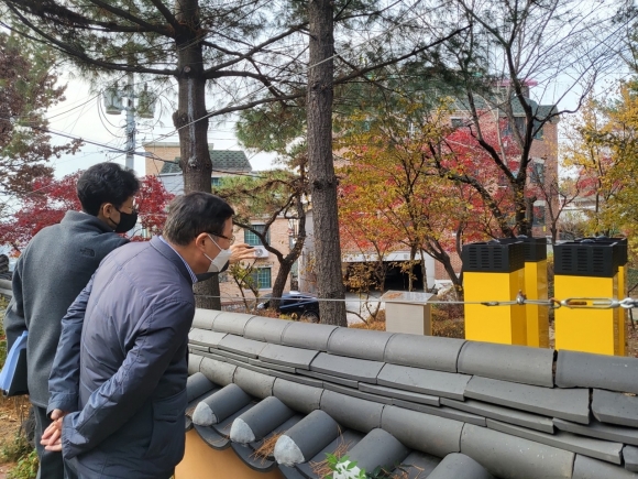 김경호(오른쪽) 서울 광진구청장이 용암사 주변 하수 악취 민원을 해결하기 위해 설치된 악취저감장치를 둘러보고 있다. 광진구 제공