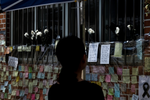 창살없는 그곳에서는 행복하길 - 25일 서울 서초구 서이초등학교에 사망한 담임교사를 추모하는 국화와 메모가 붙어있다. 연합뉴스