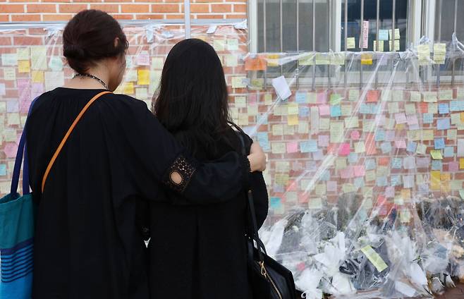 7월23일 서울 서초구 서이초등학교를 방문한 추모객들이 앞서 교내에서 극단선택한 저연차 교사 A씨를 추모하고 있다. ⓒ연합뉴스