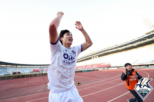 팬들과 세리머니하는 박재용. /사진=한국프로축구연맹 제공