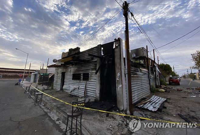 방화 피해 본 멕시코 술집 (산루이스 리오콜로라도[멕시코] AFP=연합뉴스) 지난 22일(현지시간) 방화로 불에 탄 멕시코 산루이스 리오콜로라도 술집의 모습, 2023.7.25 [라트레멘다코사 제공. 재판매 및 DB 금지]