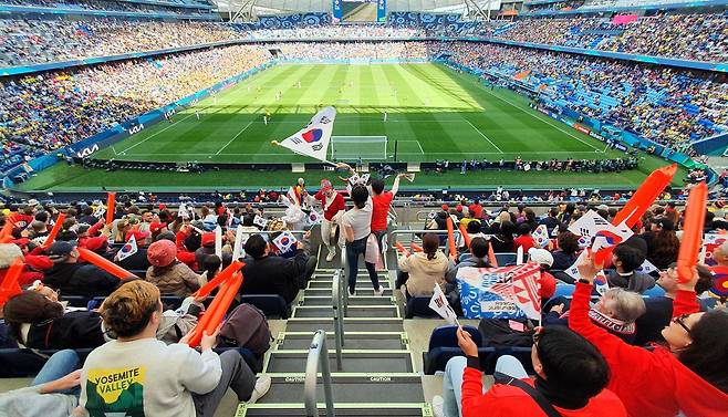 2023 FIFA 호주·뉴질랜드 여자월드컵 한국·콜롬비아 경기  (시드니=연합뉴스) 정동철 통신원 = 2023 FIFA 호주·뉴질랜드 여자월드컵 한국·콜롬비아 경기에서 한국 관중들이 열렬하게 응원하고 있다. 2023.7.25. dcj@yna.co.kr