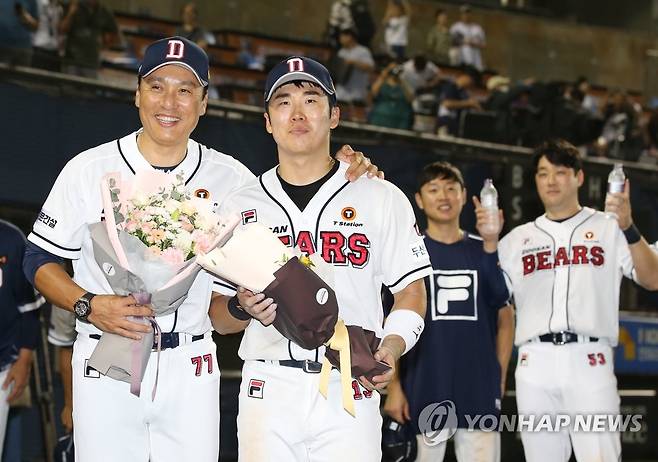 '11연승' 기념촬영하는 이승엽 감독과 허경민 (서울=연합뉴스) 김성민 기자 = 25일 오후 서울 잠실야구장에서 열린 2023 프로야구 롯데 자이언츠와 두산 베어스의 경기에서 8-5로 승리해 11연승을 달성한 두산 이승엽 감독과 주장 허경민이 기념 촬영을 하고 있다. 2023.7.25 [공동취재] ksm7976@yna.co.kr