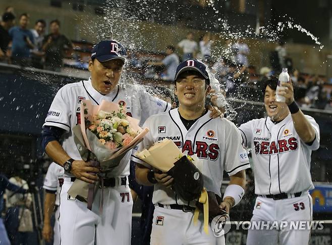 '11연승 축하' 물 맞는 이승엽 감독 (서울=연합뉴스) 김성민 기자 = 25일 오후 서울 잠실야구장에서 열린 2023 프로야구 롯데 자이언츠와 두산 베어스의 경기에서 8-5로 승리해 11연승을 달성한 두산 이승엽 감독과 허경민이 물을 맞고 있다. 2023.7.25 [공동 취재] ksm7976@yna.co.kr