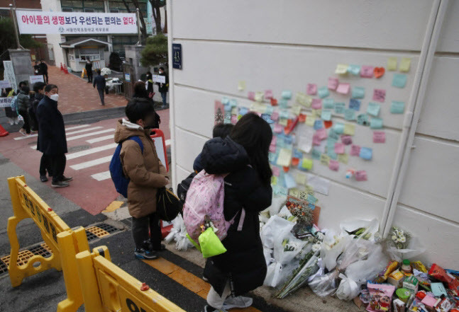 지난해 12월 13일 서울 강남구 언북초 앞 스쿨존 음주운전 사고현장을 지나는 학생들이 음주운전 차량에 치어 숨진 B군을 추모하고 있다. (사진=뉴시스)