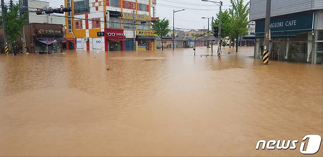 충북 청주시 흥덕구 강내면 한 도로가 침수돼 있다. 청주에는 사흘간 400mm에 가까운 비가 내렸다. (독자제공) 2023.7.15/뉴스1 ⓒ News1 김용빈 기자