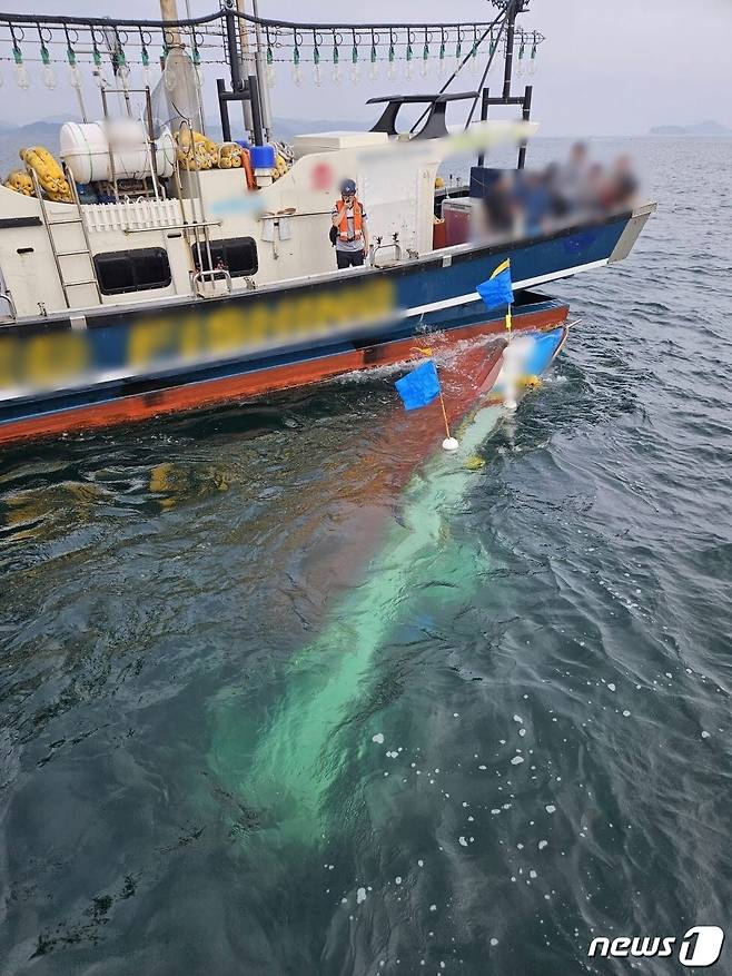 26일 오전 7시1분쯤 전남 고흥군 금산면 거금도 남서쪽 약 240m 해상에서 낚시어선 A호와 연안자망 어선 B호가 충돌해 해경이 수습을 하고 있다. 사진은 B호가 전복된 모습.(여수해경 제공)2023.7.26/뉴스1