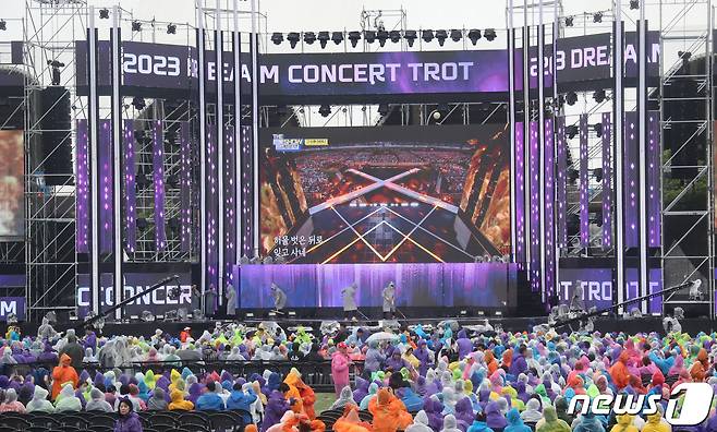 부산아시아드주경기장에서 열린 ‘제29회 드림콘서트’에서 팬들이 자신이 좋아하는가수를 응원하는 색의 우비를 입고 공연을 기다리고 있다. 2023.5.27/뉴스1 ⓒ News1 권현진 기자