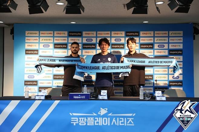 세징야(왼쪽부터), 홍명보 감독, 김영권. 제공 | 한국프로축구연맹