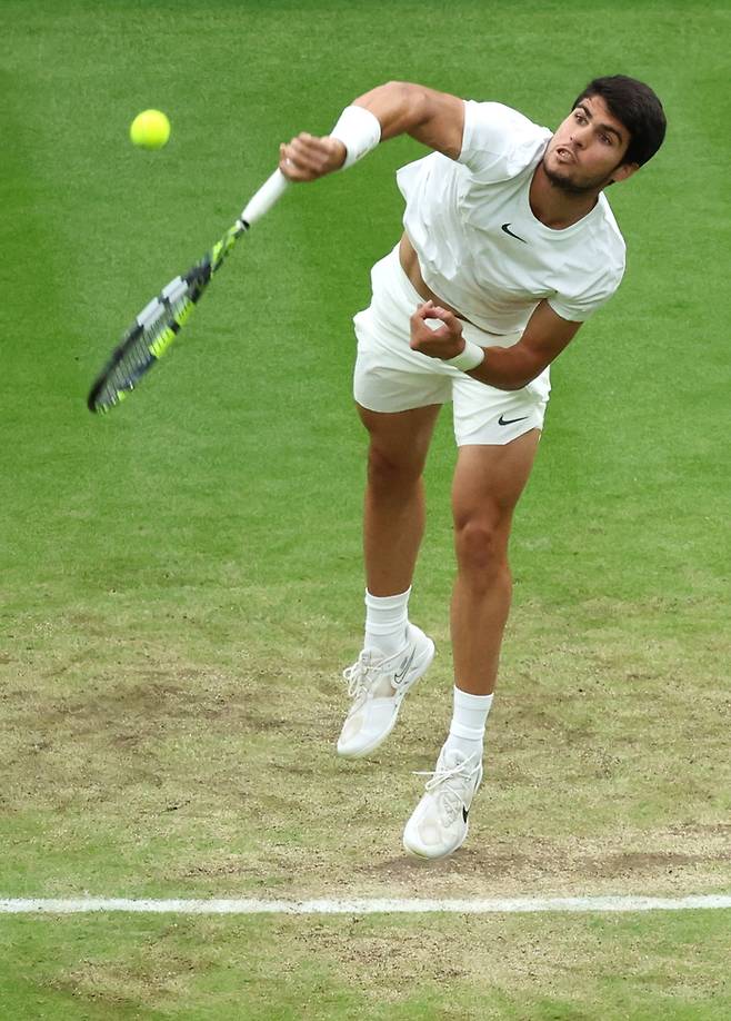 알카라스의 폭발적인 서브.  그는 조코비치와의 2023 윔블던 남자단식 결승에서 서브 에이스를 9개나 기록했다. 조코비치는 2개에 그쳤다. 윔블던|EPA 연합뉴스