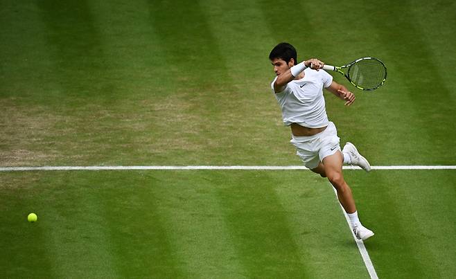 알카라스의 강력한 포핸드스트로크.  조코비치와의 결승에서 포핸드와 백핸드로 무려 66개의 위너(winners)를 작렬시켰다. 조코비치는 32개로 절반에도 못미쳤다. 윔블던|로이터 연합뉴스