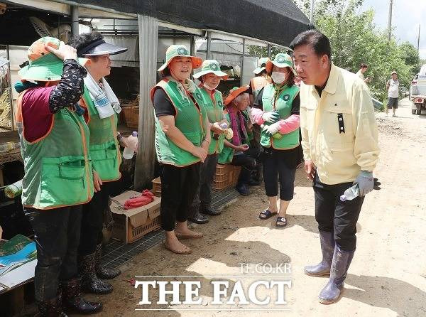 26일 오송읍 궁평리에서 수해 작업을 하고 있는 오산자율방재단원들에게 이범석 청주시장이 감사의 인사를 전하고 있다. /청주시.