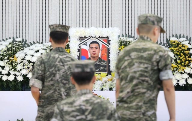 지난 20일 경북 예천 실종자 수색에 투입됐다가 숨진 고 채수근 상병의 분향소가 마련된 포항 해병대 1사단 내 김대식관에서 해병대원들이 조문하고 있다. [이미지출처=연합뉴스]