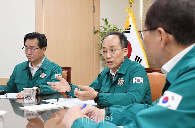 추경호 경제부총리 겸 기획재정부 장관이 26일 정황근 농림축산식품부 장관, 조승환 해양수산부 장관과 함께 물가 관련 현안 간담회를 갖고 최근 집중호우에 따른 농축수산물 수급 상황과 가격 동향을 점검하고 있다. ⓒ기획재정부