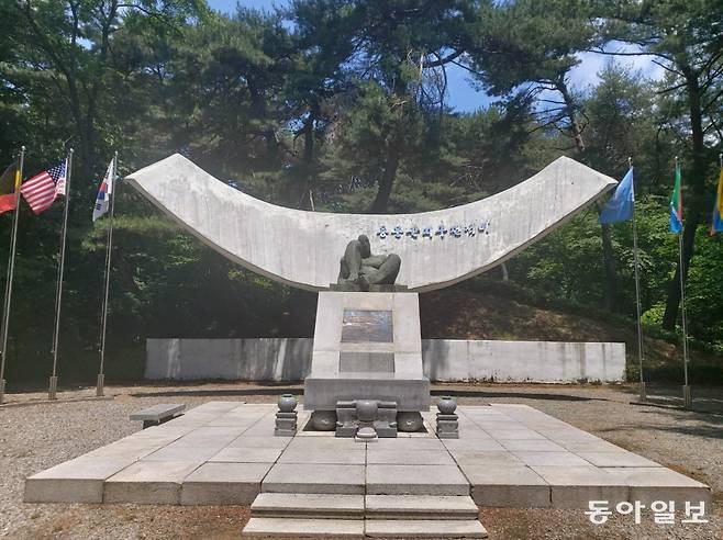 경기 양평군의 ‘용문산지구 전적비’. 누워있는 동상은 어려운 여건에서도 굳건히 나라를 지키려는 의지와 영령들의 안식처임을 나타내는 것이라는 설명이다. 양평=구자룡 기자