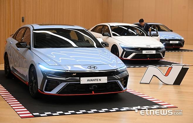 현대차가 26일 고성능 브랜드N 대표 모델 아반떼N의 부분 변경 모델 '더 뉴 아반떼N'을 출시했다. 경기도 고양시 현대모터 스튜디오 고양에서 열린 '더 뉴 아반떼N 미디어 갤러리' 행사에서 더 뉴 아반떼N이 공개됐다. 김민수 mskim@etnews.com