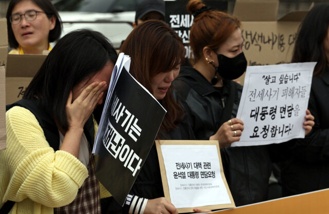 지난 4월20일 오전 전세사기 피해자들이 서울 용산구 대통령실 인근 전쟁기념관 앞에서 전세사기 대책관련 윤석열 대통령 면담요청을 하는 기자회견을 하며 울고 있다. 윤운식 선임기자