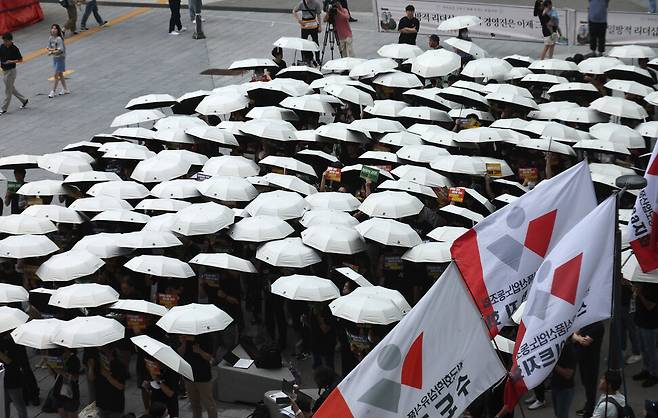 ‘카카오 공동체’ 노동조합원들이 26일 정오 경기 성남시 카카오판교아지트 앞 광장에서 경영진의 무책임 경영을 규탄하는 ‘카카오를 구하라’ 집회를 열고 있다. 강창광 선임기자