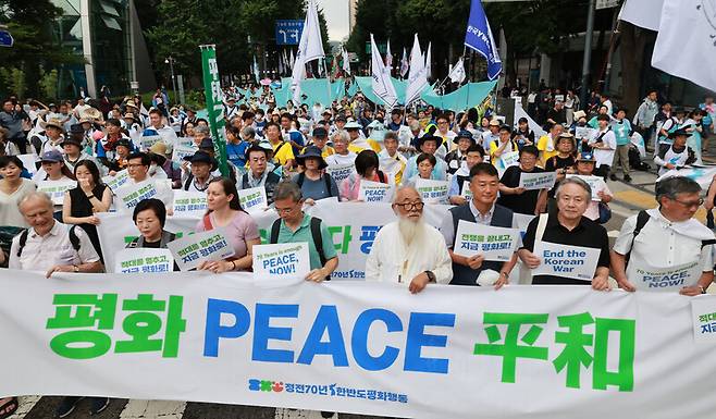 정전70년한반도평화행동 등 시민단체 회원들이 지난 22일 오후 정전협정 체결(1953년 7월 27일) 70주년에 즈음해 서울광장 인근에서 정전 70년 한반도 평화대회 ‘전쟁 위기를 넘어, 적대를 멈추고 지금, 평화로!’를 열고 광화문 앞까지 행진하고 있다. 김혜윤 기자 unique@hani.co.kr