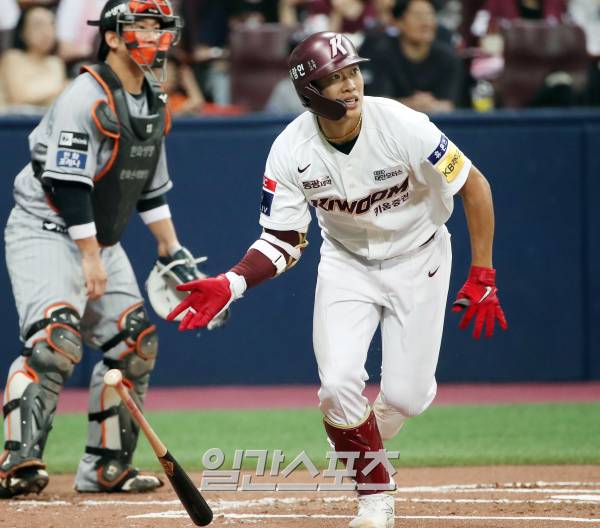 2023 KBO 프로야구 키움히어로즈와 한화이글스의 경기가 25일 오후 서울 고척스카이돔에서 열렸다. 1회말 2사 1,2루 송성문이 1타점 적시타를 치고 1루로 달려나가고 있다. 고척=김민규 기자 mgkim1@edaily.co.kr /2023.07.25/